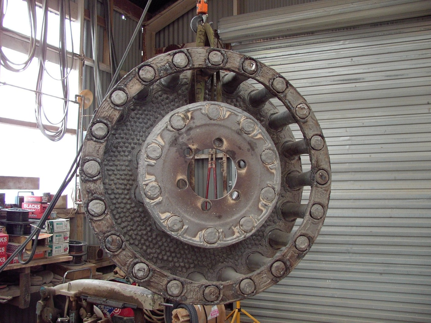 Cage mill rotor fitted with TuffStudds